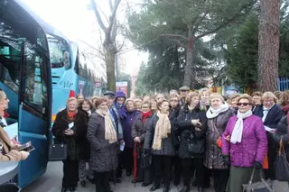Más de un centenar de mayores de Pozuelo celebran su encuentro de Navidad con una escapada a Segovia