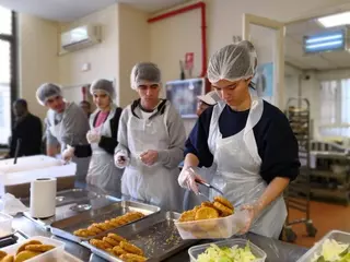 Los alumnos del Colegio Alarcón de Pozuelo, voluntarios en un Comedor Social
