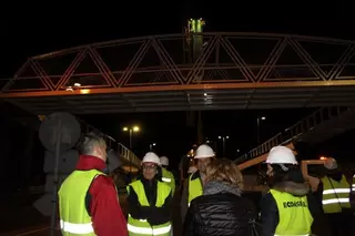 Instalada la nueva pasarela que mejorará la conexión ciclista y peatonal entre Pozuelo y Majadahonda