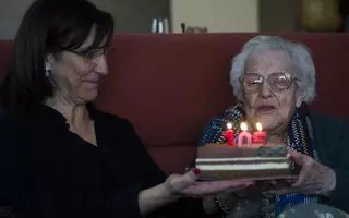 La alcaldesa de Pozuelo felicita a una vecina que cumple hoy 105 años