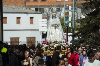 La Semana Santa concluye en Pozuelo con la tradicional Procesión del Encuentro y la tirada de Las Aleluya