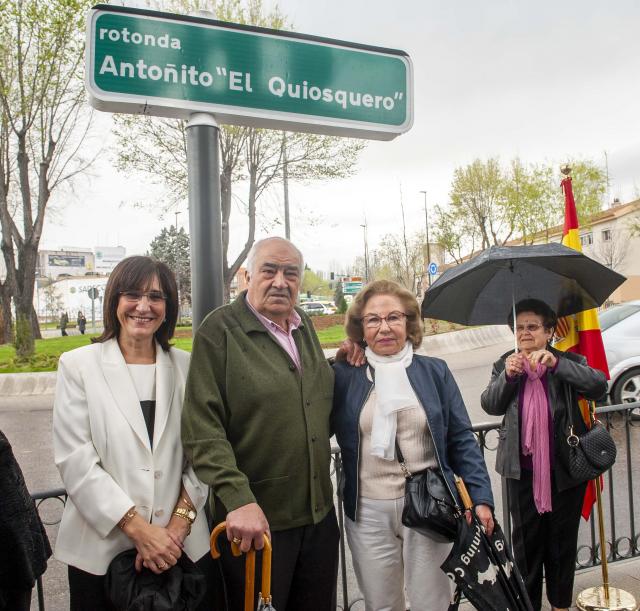 Pozuelo dedica una rotonda a “Antoñito el Quiosquero” uno de los vecinos más conocidos y queridos de la zona de La Estación