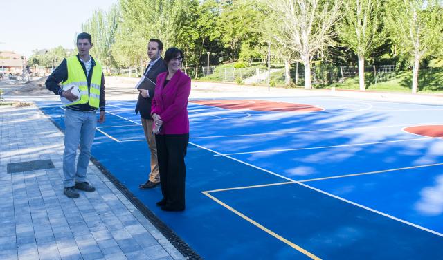 Avanzan las obras de la nueva zona deportiva y de ocio en la explanada del antiguo mercadillo del Camino de las Huertas