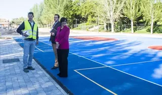 Rocódromos y un gran castillo de madera en el parque infantil de la nueva zona deportiva y de ocio de la explanada del antiguo mercadillo