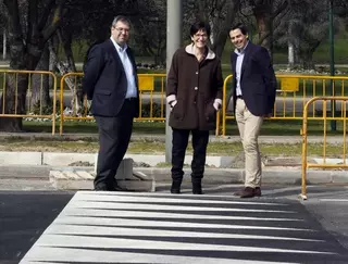 Nuevos pasos de peatones elevados y lomos de asno para reducir la velocidad en Pozuelo
