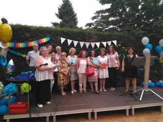 Los alumnos del programa municipal de Educación para Adultos y del Centro de Educación de Personas Adultas recogen sus diplomas