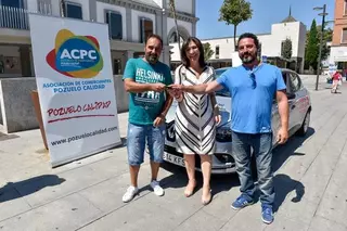 La alcaldesa entregó el coche al ganador del sorteo “Compra calidad “¡Compra en Pozuelo! de la ACPC