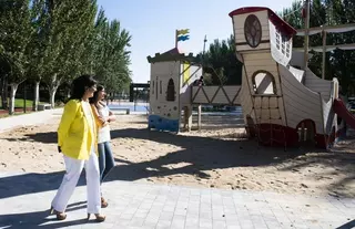 Instalados los juegos infantiles en el nuevo parque deportivo del Camino de las Huertas