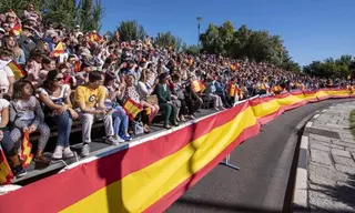 La Bandera de España recibe un emotivo y multitudinario homenaje en Pozuelo