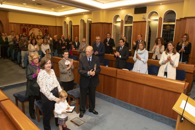 El Ayuntamiento concede la Medalla de Honor de Pozuelo de Alarcón al concejal Manuel Allende