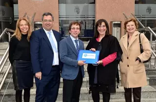 La alcaldesa de Pozuelo entrega firmas contra la implantación de Madrid Central