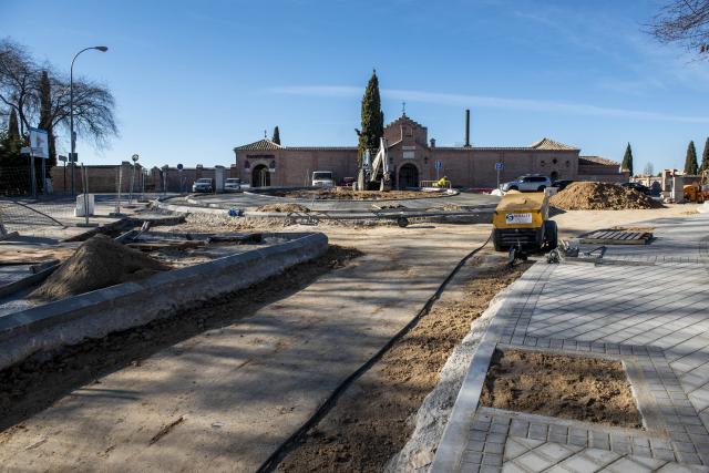 Las obras de la rotonda del cementerio avanzan con el hormigonado y conexión de alumbrado