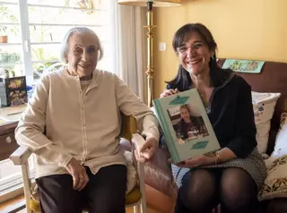 La alcaldesa felicita a la vecina Encarnación Ocaña que ha alcanzado el siglo de vida
