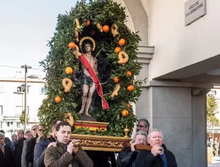 San Sebastián recorrió las calles del centro de Pozuelo en procesión
