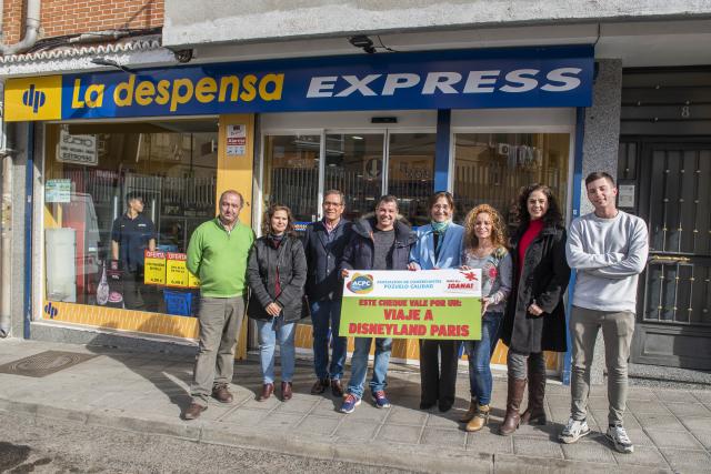 La alcaldesa entrega el premio al ganador de la última campaña de la ACPC para promocionar el comercio local
