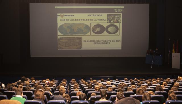 Alumnos de Pozuelo conectan en directo desde el MIRA Teatro con La Antártida