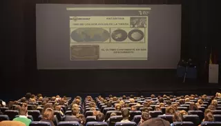 Alumnos de Pozuelo conectan en directo desde el MIRA Teatro con La Antártida