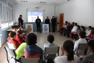 La Policía Nacional hace entrega de los carnés de Ciberexpert@ a 25 alumnos de un colegio de Pozuelo de Alarcón