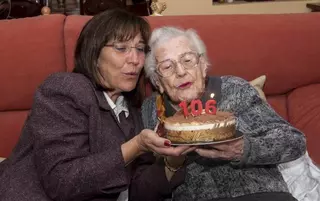 La alcaldesa felicita a la vecina María Rodríguez por su 106 años