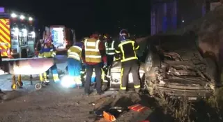 Los bomberos rescatan a una persona atrapada en su vehículo en Ciudad de la Imagen