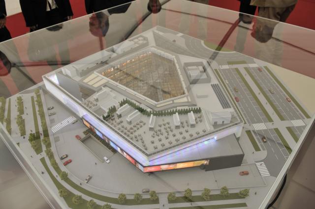 El alcalde asiste a la colocación de la primera piedra del Centro Comercial Zielo Shopping Pozuelo