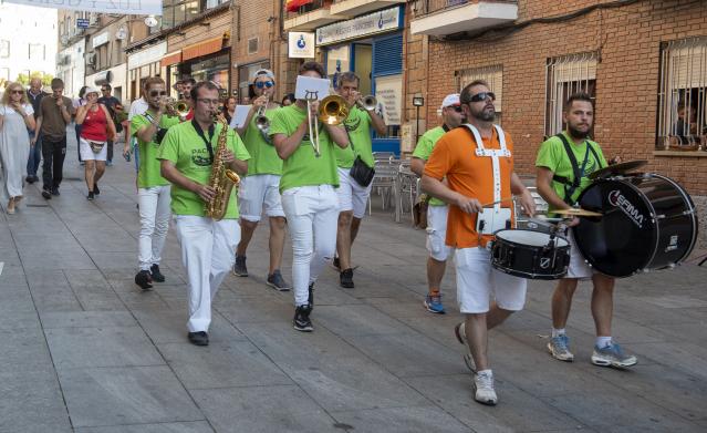 La primera cata de vinos solidaria, actuaciones musicales e infantiles y el encierro tradicional, centran la programación de hoy