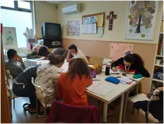 Cáritas Aravaca-Pozuelo imparte clases de alfabetización a inmigrantes
