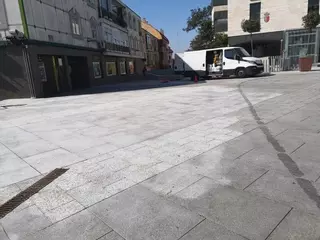 El Ayuntamiento de Pozuelo lleva a cabo una campaña de limpieza integral en la Plaza del Padre Vallet
