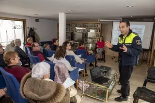 Entender una factura, usar el Whatssap o mejorar las habilidades sociales, nuevas sesiones para los mayores de Pozuelo