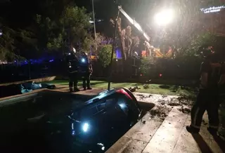Un turismo acaba sumergido en la piscina de una guardería de Las Rozas