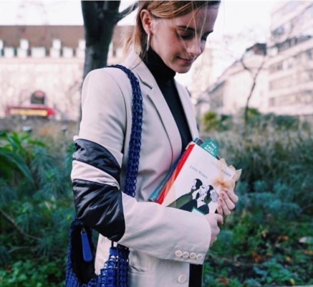 La actriz Emma Watson 'esconde' en Pozuelo un ejemplar del libro “Mujercitas” con una nota manuscrita