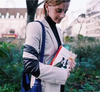 La actriz Emma Watson 'esconde' en Pozuelo un ejemplar del libro “Mujercitas” con una nota manuscrita