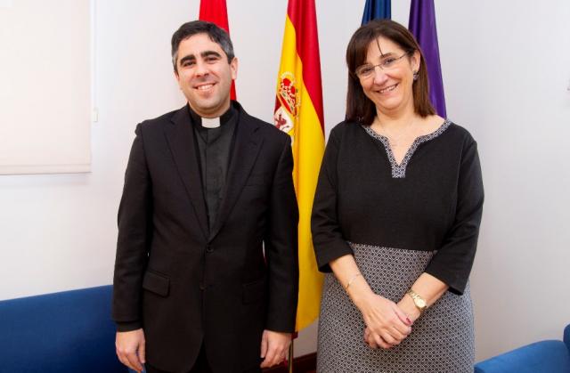 La alcaldesa da la bienvenida a la ciudad al párroco de la Iglesia de Húmera de Pozuelo