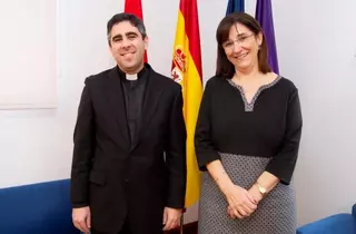 La alcaldesa da la bienvenida a la ciudad al párroco de la Iglesia de Húmera de Pozuelo