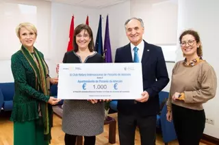El Club Rotary Internacional de Pozuelo entrega al Ayuntamiento 1.000 € con los que se premiará a menores en riesgo de exclusión social de la ciudad