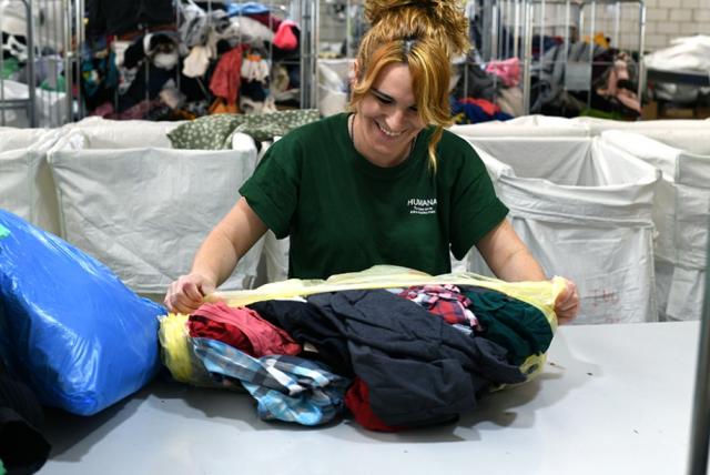 La Fundación Humana recupera 740 toneladas de textil en los municipios del oeste de Madrid para fines sociales