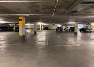 El parking del Puerta de Hierro convertido en almacén de Porsche