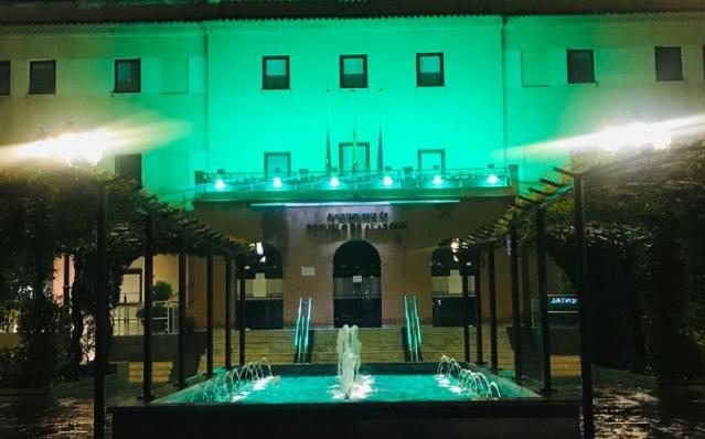 La fachada del Ayuntamiento se ilumina de verde como muestra de apoyo y agradecimiento a la labor de sanitarios y resto de personal que luchan contra el Covid19