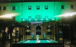 La fachada del Ayuntamiento se ilumina de verde como muestra de apoyo y agradecimiento a la labor de sanitarios y resto de personal que luchan contra el Covid19