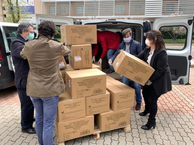 El Ayuntamiento de Pozuelo recibe las primeras 100.000 mascarillas de protección compradas para depositar en todos los buzones de la localidad