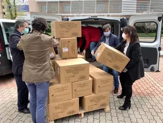 El Ayuntamiento de Pozuelo recibe las primeras 100.000 mascarillas de protección compradas para depositar en todos los buzones de la localidad