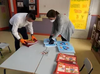 El Ayuntamiento de Pozuelo entrega a domicilio el material educativo de los colegios para que los alumnos continúen sus estudios