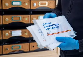Segundo reparto de mascarillas de protección en todos los buzones de Pozuelo