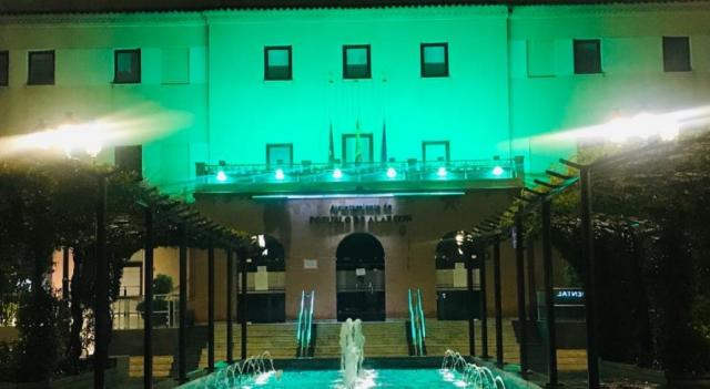 La fachada del Ayuntamiento de Pozuelo se sigue iluminando cada noche con luz verde en homenaje a la labor de los sanitarios