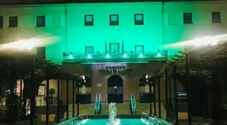 La fachada del Ayuntamiento de Pozuelo se sigue iluminando cada noche con luz verde en homenaje a la labor de los sanitarios