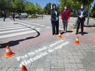 Cerca de 200 pasos de cebra de Pozuelo contarán a partir de hoy con mensajes recordando mantener la distancia de seguridad