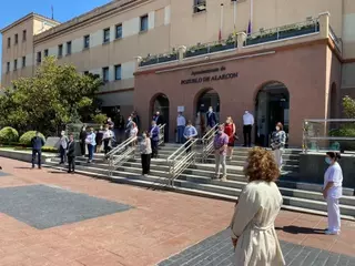 Pozuelo de Alarcón guarda un minuto de silencio por las víctimas del COVID-19
