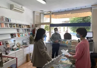 El Ayuntamiento entrega el certificado de desinfección a los establecimientos de Pozuelo en los que ya se han realizado estas labores de limpieza