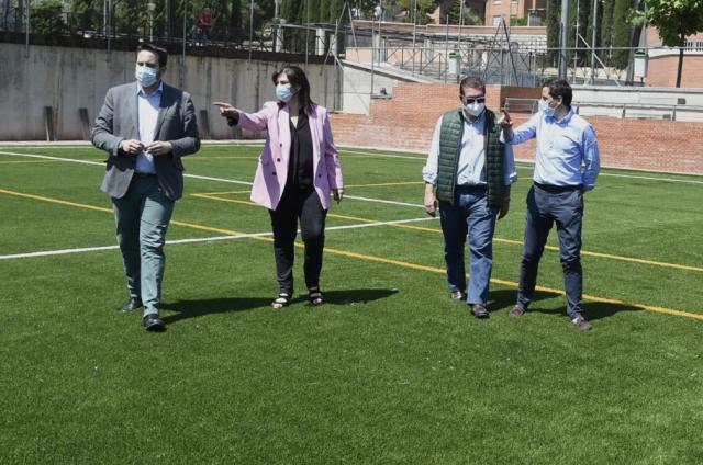 Finalizando la instalación del nuevo césped artificial en el campo de fútbol del polideportivo El Pradillo