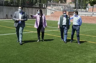 Finalizando la instalación del nuevo césped artificial en el campo de fútbol del polideportivo El Pradillo